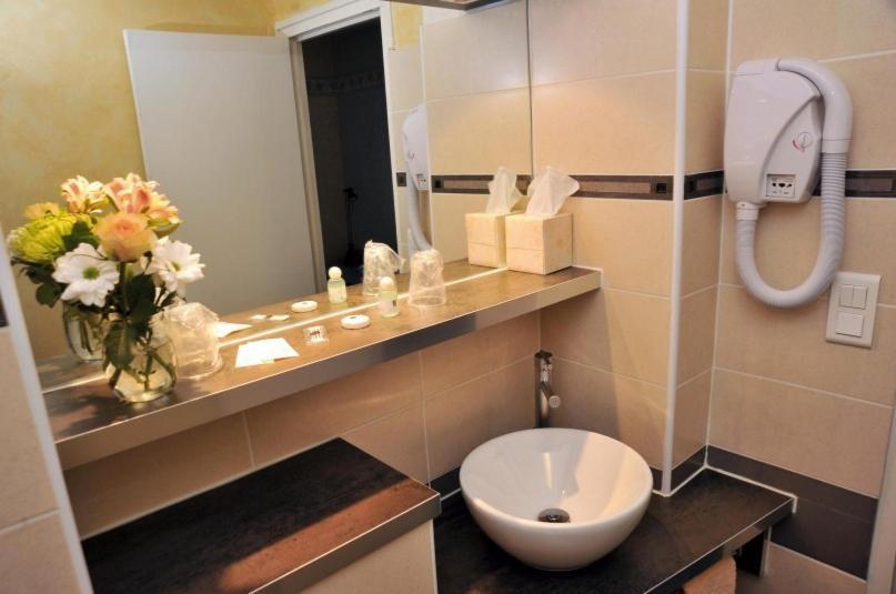 Hotel Gambetta Lons-le-Saunier Oda fotoğraf